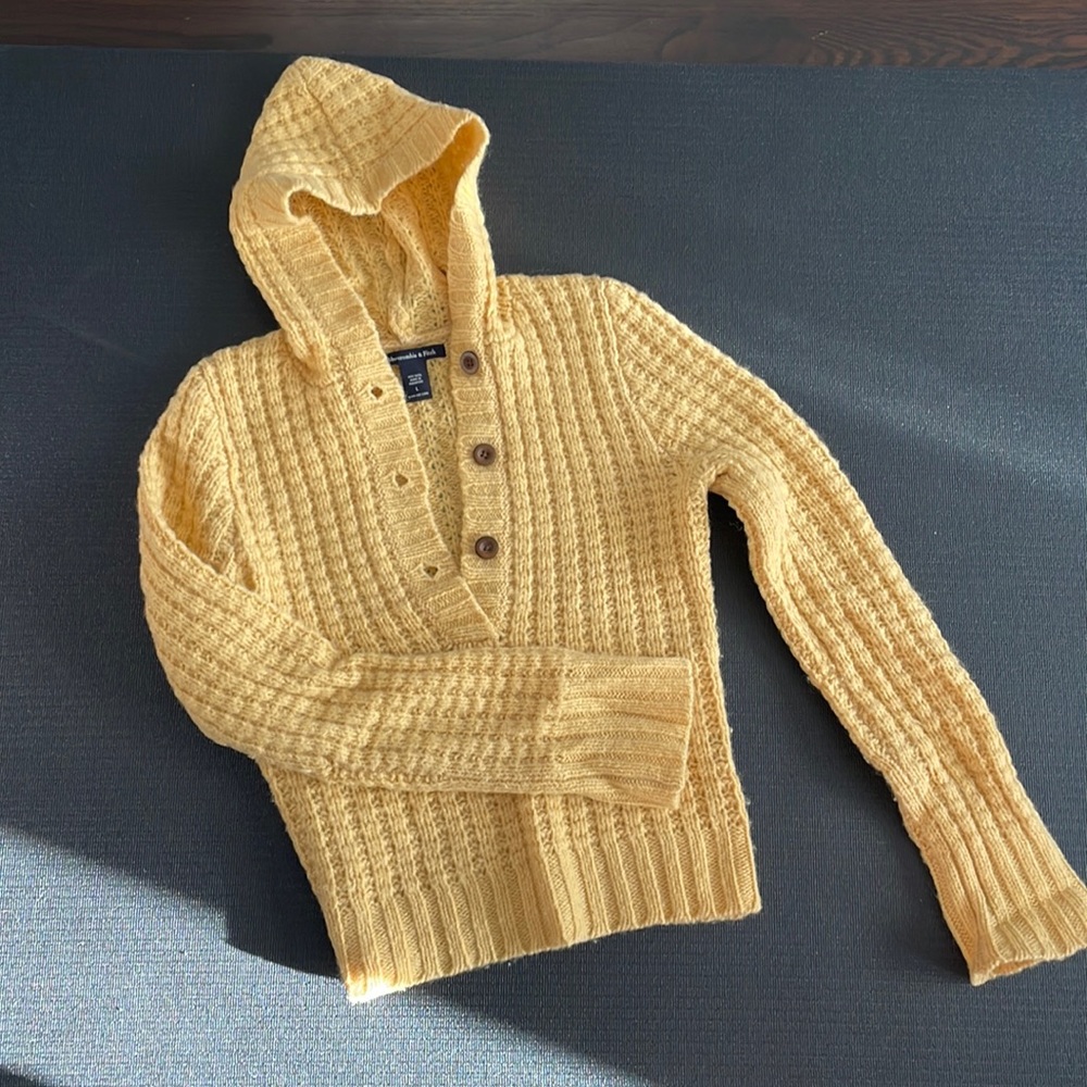 Abercrombie & Fitch Long sleeve wool sweater with 3 buttons.
